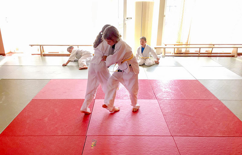 Zwei Grundschulkinder beim Judo-Training