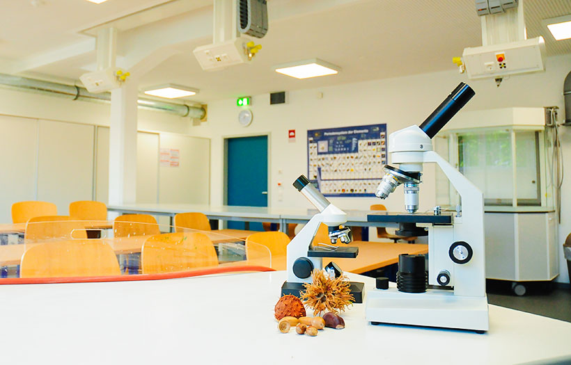 Klassenraum mit Mikroskop