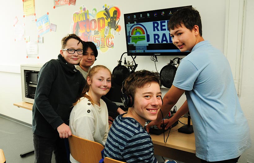 Schülerradio: Kinder beim Aufnehmen