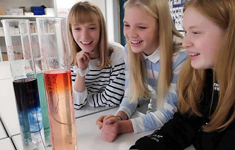 Mehr als nur Spaß im Glas: Wenn es im Chemie-Unterricht bunt wird, ist die Aufmerksamkeit der Schüler garantiert. Im Fachunterricht erlernen sie, welche chemischen Prozesse sich dahinter verbergen. Foto: DPFA Chemnitz/Caroline Lindner 