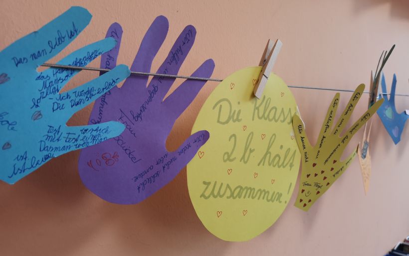 ein Kette mit Händen aus Papier, auf denen Die Kinder ihre Wünsche geschrieben haben