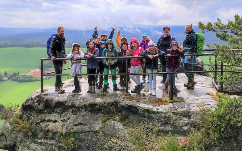 Gruppe Schüler:innen steht auf Berg in der Sächsischen Schweiz.