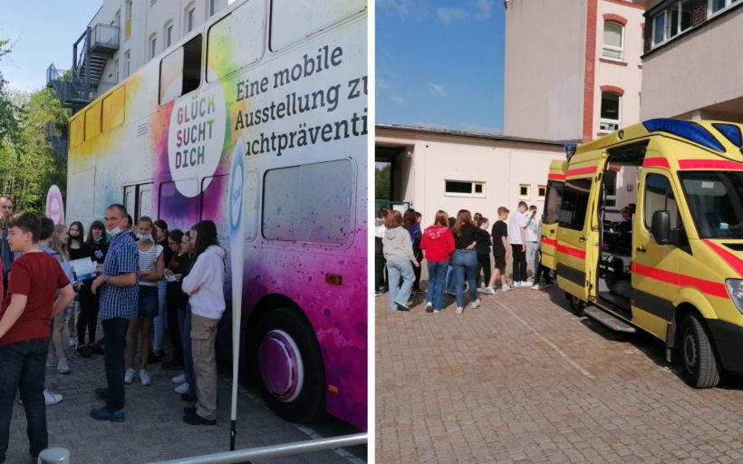 Bildercollage aus zwei Bildern: links eine Gruppe Schüler:innen vor dem sogenannten Präventionsbus. Rechts eien gruppe Schüler:innen neben einem Rettungswagen der Malteser.