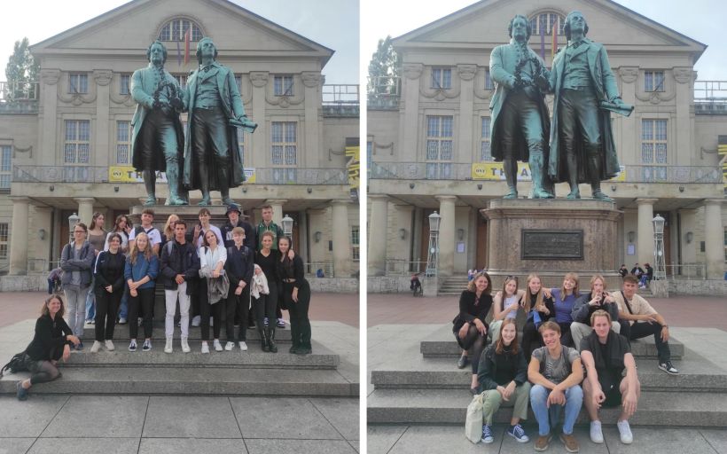 zwei Bilder mit den Schülerinnen und Schüler vor der Statue von Goethe und Schiller in Weimar.